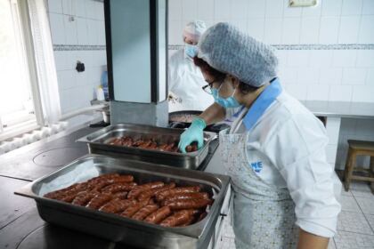 Parohia „Sfânta Cuvioasă Parascheva“ din Galați oferă în această săptămână ajutoare tinerilor dintr-un centru social – fotografia 4