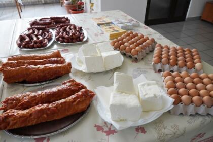 Parohia „Sfânta Cuvioasă Parascheva“ din Galați oferă în această săptămână ajutoare tinerilor dintr-un centru social – fotografia 6
