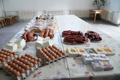 Parohia „Sfânta Cuvioasă Parascheva“ din Galați oferă în această săptămână ajutoare tinerilor dintr-un centru social – fotografia 9
