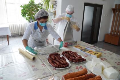 Parohia „Sfânta Cuvioasă Parascheva“ din Galați oferă în această săptămână ajutoare tinerilor dintr-un centru social – fotografia 10