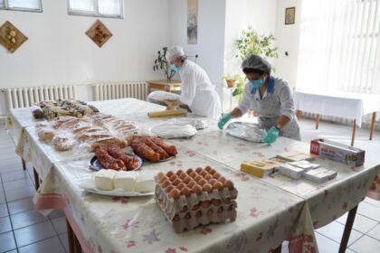 Parohia „Sfânta Cuvioasă Parascheva“ din Galați oferă în această săptămână ajutoare tinerilor dintr-un centru social – fotografia 11
