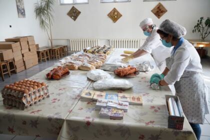 Parohia „Sfânta Cuvioasă Parascheva“ din Galați oferă în această săptămână ajutoare tinerilor dintr-un centru social – fotografia 12