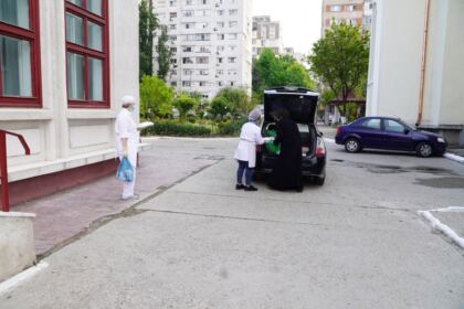 Parohia „Sfânta Cuvioasă Parascheva“ din Galați oferă în această săptămână ajutoare tinerilor dintr-un centru social – fotografia 13