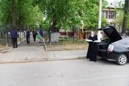 Parohia „Sfânta Cuvioasă Parascheva“ din Galați oferă în această săptămână ajutoare tinerilor dintr-un centru social – fotografia 16