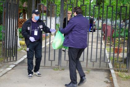 Parohia „Sfânta Cuvioasă Parascheva“ din Galați oferă în această săptămână ajutoare tinerilor dintr-un centru social – fotografia 17