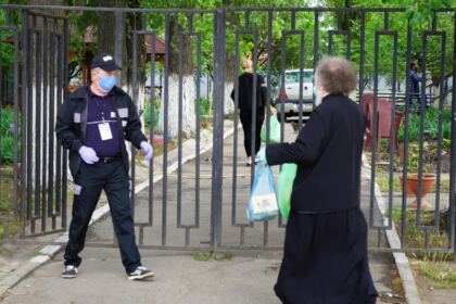 Parohia „Sfânta Cuvioasă Parascheva“ din Galați oferă în această săptămână ajutoare tinerilor dintr-un centru social – fotografia 18