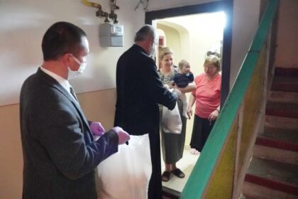 Pomenirea Sfântului Efrem cel Nou şi daruri pentru familii cu mulţi copii – fotografia 34