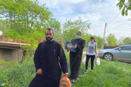 Trei familii cu mulți copii din zona Nicorești au primit telefoane pentru orele online – fotografia 1