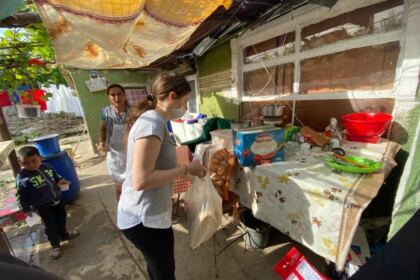 Trei familii cu mulți copii din zona Nicorești au primit telefoane pentru orele online – fotografia 3