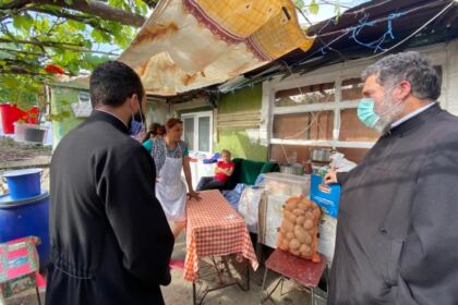 Trei familii cu mulți copii din zona Nicorești au primit telefoane pentru orele online – fotografia 4