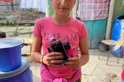 Trei familii cu mulți copii din zona Nicorești au primit telefoane pentru orele online – fotografia 5