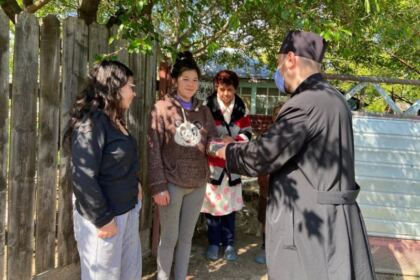 Trei familii cu mulți copii din zona Nicorești au primit telefoane pentru orele online – fotografia 6