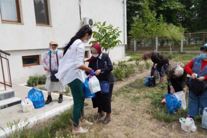 Activități social-filantopice la Centrul multifuncțional de servicii sociale „Speranțe pentru vârsta a III-a“ al Parohiei „Pogorârea Sfântului Duh“ – Galați – fotografia 23