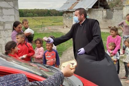Activităţi filantropice la sărbătoarea Sfinților Împărați Constantin și Elena cinstiți în parohiile din cadrul Protoieriei Nicorești – fotografia 10