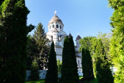 Chiriarhul Dunării de Jos sprijină elevii cu tablete electronice pentru şcoala online – fotografia 1