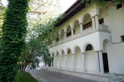 Chiriarhul Dunării de Jos sprijină elevii cu tablete electronice pentru şcoala online – fotografia 2