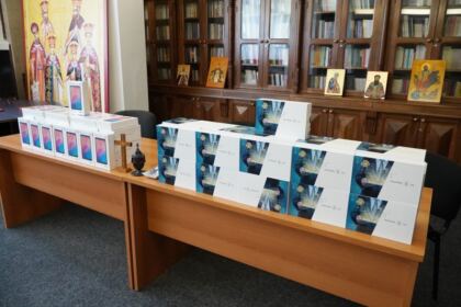 Chiriarhul Dunării de Jos sprijină elevii cu tablete electronice pentru şcoala online – fotografia 3
