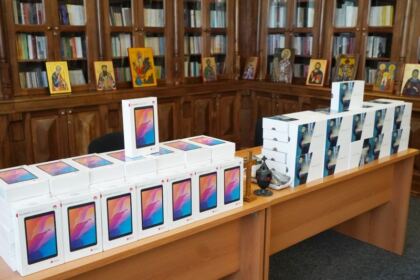 Chiriarhul Dunării de Jos sprijină elevii cu tablete electronice pentru şcoala online – fotografia 5