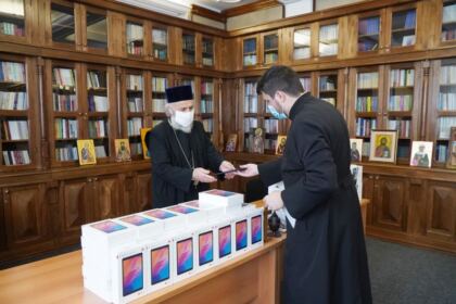 Chiriarhul Dunării de Jos sprijină elevii cu tablete electronice pentru şcoala online – fotografia 7
