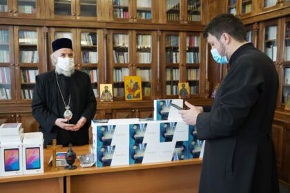 Chiriarhul Dunării de Jos sprijină elevii cu tablete electronice pentru şcoala online – fotografia 8