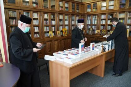 Chiriarhul Dunării de Jos sprijină elevii cu tablete electronice pentru şcoala online – fotografia 10