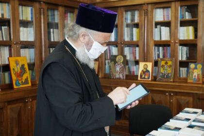 Chiriarhul Dunării de Jos sprijină elevii cu tablete electronice pentru şcoala online – fotografia 11