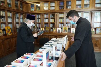 Chiriarhul Dunării de Jos sprijină elevii cu tablete electronice pentru şcoala online – fotografia 12