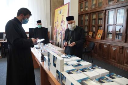 Chiriarhul Dunării de Jos sprijină elevii cu tablete electronice pentru şcoala online – fotografia 13