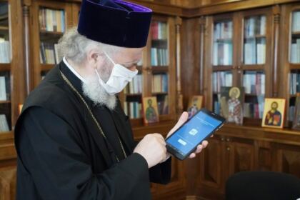 Chiriarhul Dunării de Jos sprijină elevii cu tablete electronice pentru şcoala online – fotografia 14