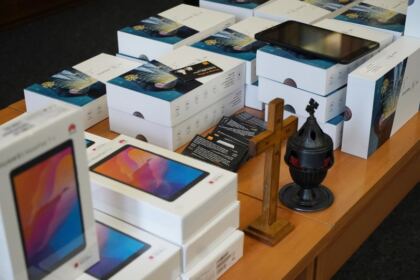 Chiriarhul Dunării de Jos sprijină elevii cu tablete electronice pentru şcoala online – fotografia 15