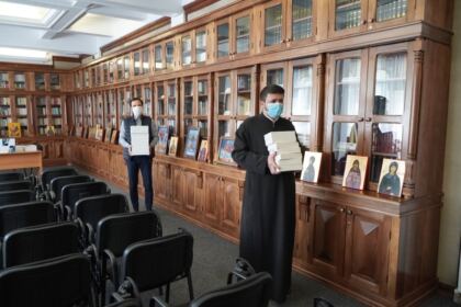 Chiriarhul Dunării de Jos sprijină elevii cu tablete electronice pentru şcoala online – fotografia 17