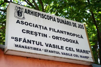 Chiriarhul Dunării de Jos sprijină elevii cu tablete electronice pentru şcoala online – fotografia 19
