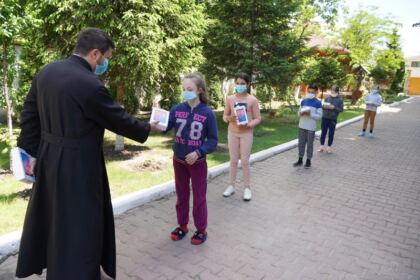 Chiriarhul Dunării de Jos sprijină elevii cu tablete electronice pentru şcoala online – fotografia 20