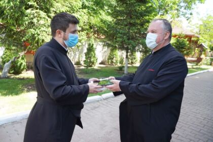 Chiriarhul Dunării de Jos sprijină elevii cu tablete electronice pentru şcoala online – fotografia 21