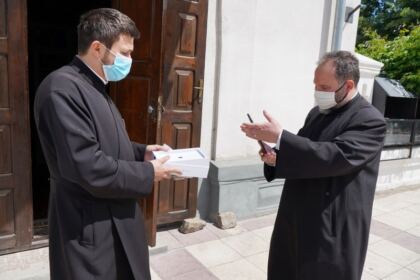 Chiriarhul Dunării de Jos sprijină elevii cu tablete electronice pentru şcoala online – fotografia 24
