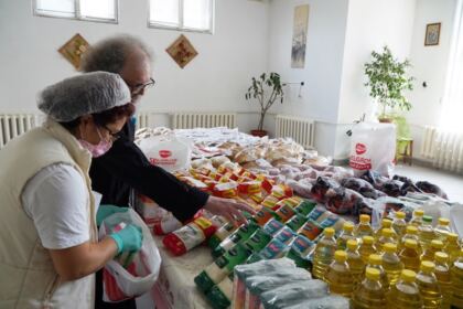 Ajutoare oferite de Parohia „Sfânta Cuvioasă Parascheva“ din Galați persoanelor nevoiaşe – fotografia 7