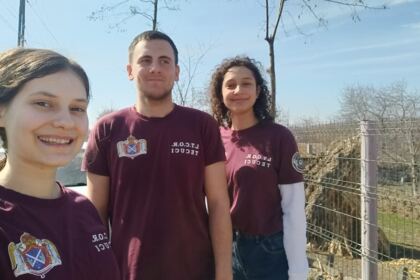 Tineri tecuceni implicați în ajutorarea unor familii nevoiașe – fotografia 1