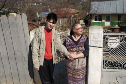 Tineri tecuceni implicați în ajutorarea unor familii nevoiașe – fotografia 2