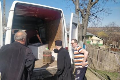 Tineri tecuceni implicați în ajutorarea unor familii nevoiașe – fotografia 4