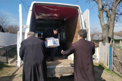 Tineri tecuceni implicați în ajutorarea unor familii nevoiașe – fotografia 6