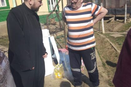 Tineri tecuceni implicați în ajutorarea unor familii nevoiașe – fotografia 7