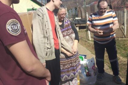 Tineri tecuceni implicați în ajutorarea unor familii nevoiașe – fotografia 8