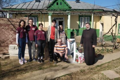 Tineri tecuceni implicați în ajutorarea unor familii nevoiașe – fotografia 9