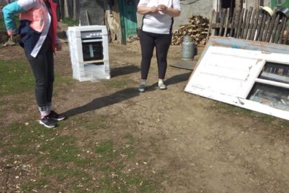 Tineri tecuceni implicați în ajutorarea unor familii nevoiașe – fotografia 12