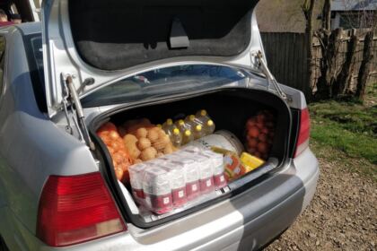 Tineri tecuceni implicați în ajutorarea unor familii nevoiașe – fotografia 13