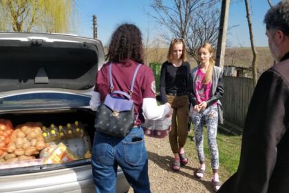 Tineri tecuceni implicați în ajutorarea unor familii nevoiașe – fotografia 14