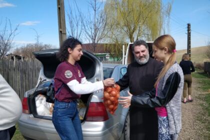 Tineri tecuceni implicați în ajutorarea unor familii nevoiașe – fotografia 16