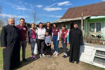 Tineri tecuceni implicați în ajutorarea unor familii nevoiașe – fotografia 18