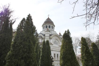 Prezenţă rugătoare, daruri pentru igienă personală şi alimente pentru cei din carantină, în prezenţa prefectului judeţului Galaţi – fotografia 1