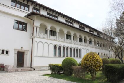 Prezenţă rugătoare, daruri pentru igienă personală şi alimente pentru cei din carantină, în prezenţa prefectului judeţului Galaţi – fotografia 2